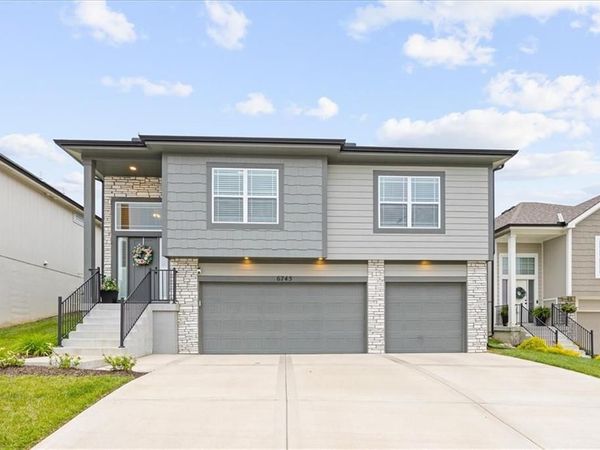 6745 Prairie Lane, Parkville, MO 64152