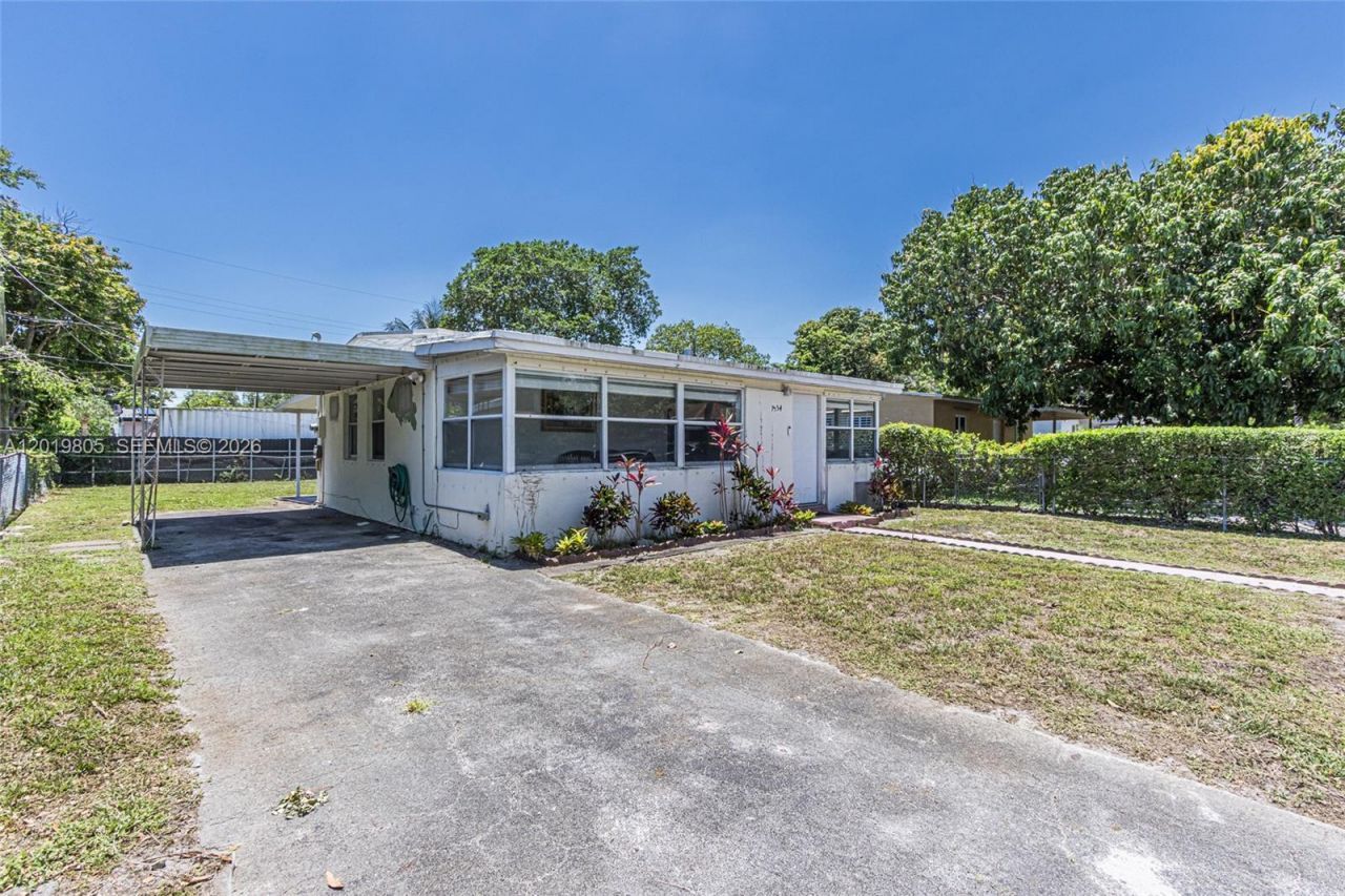 1554 NE 154th Ter, North Miami Beach, FL 33162 Photo