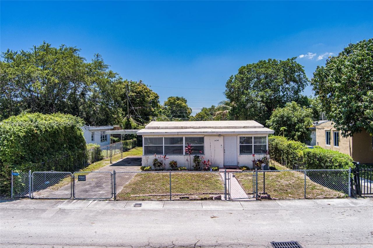 1554 NE 154th Ter, North Miami Beach, FL 33162 Photo