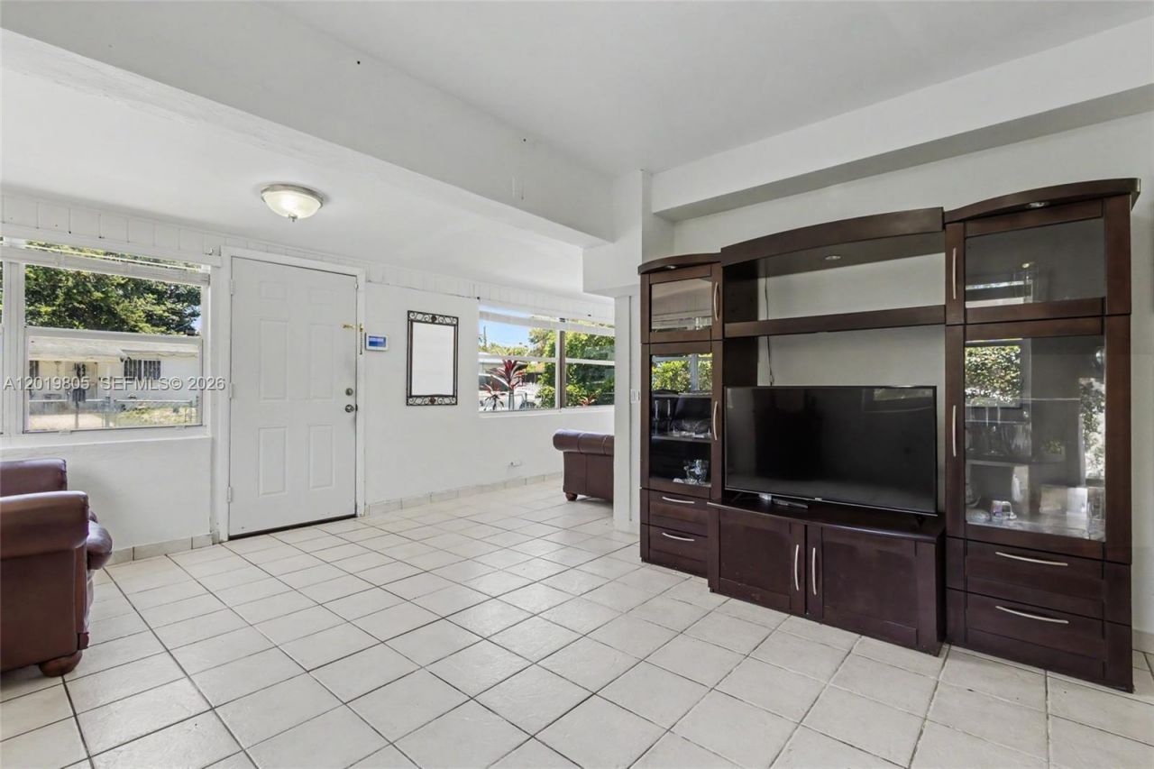 1554 NE 154th Ter, North Miami Beach, FL 33162 Photo