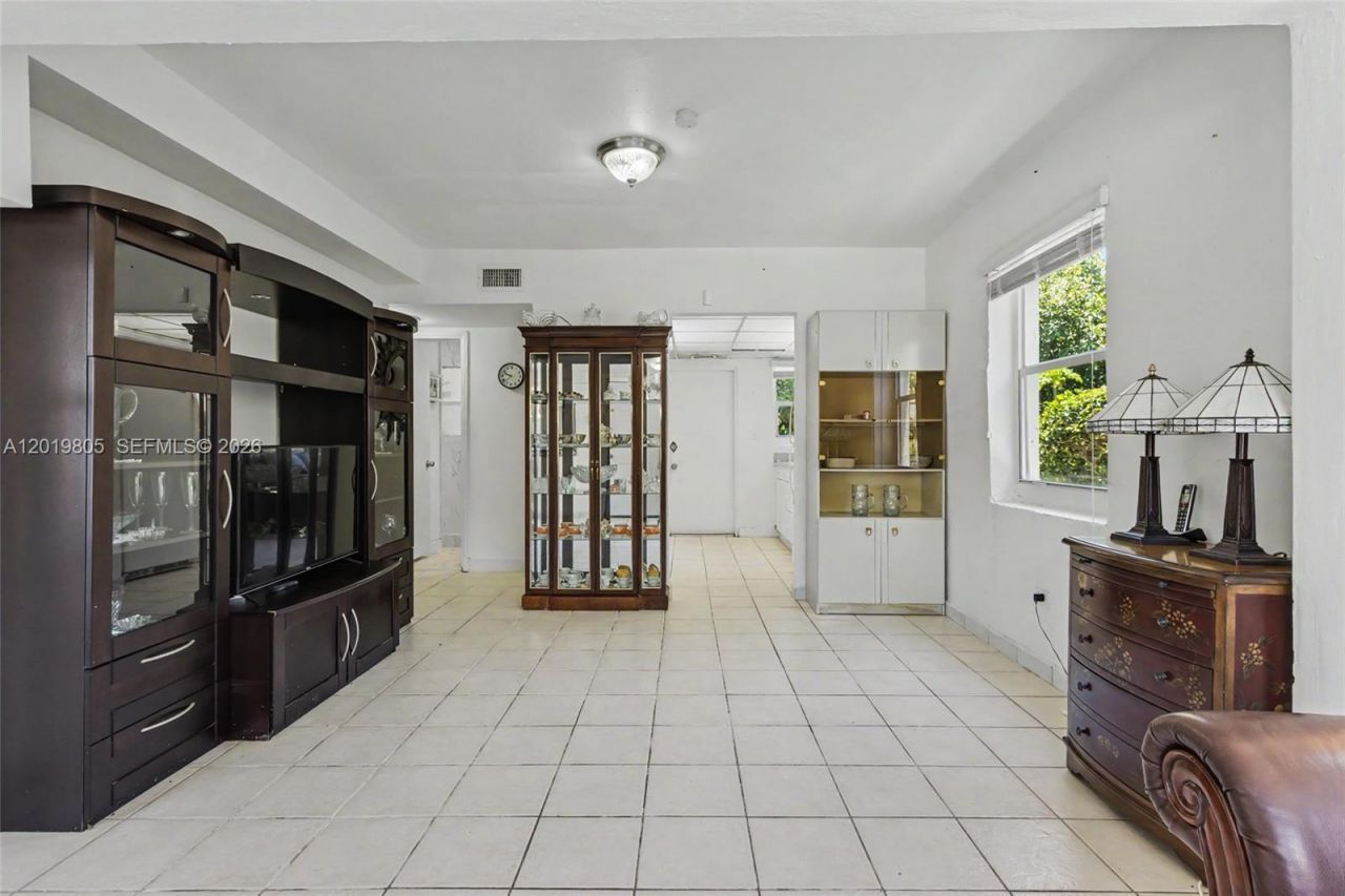 1554 NE 154th Ter, North Miami Beach, FL 33162 Photo