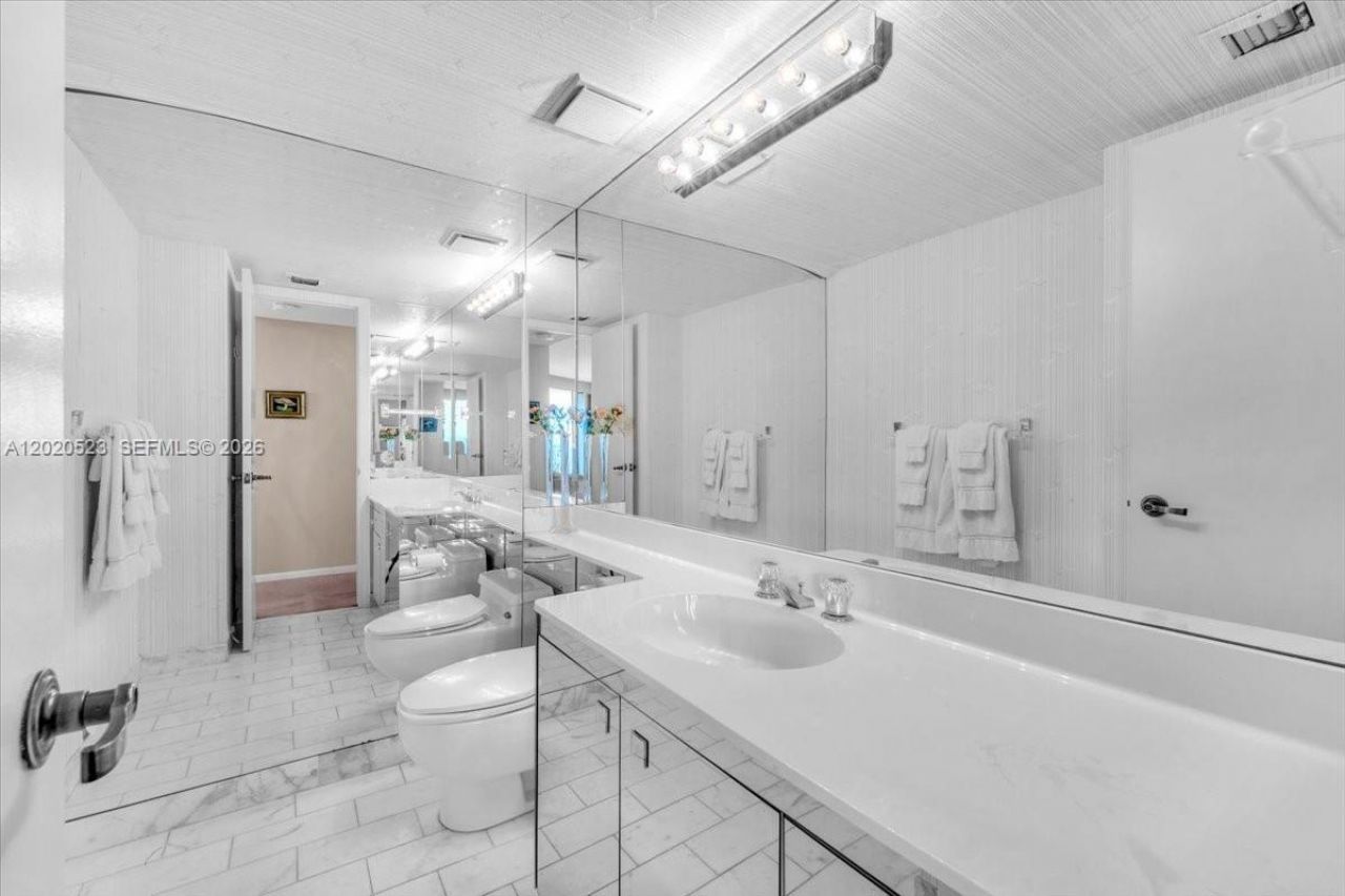 1000 Quayside Ter , Unit 701, Miami, FL 33138 Photo
