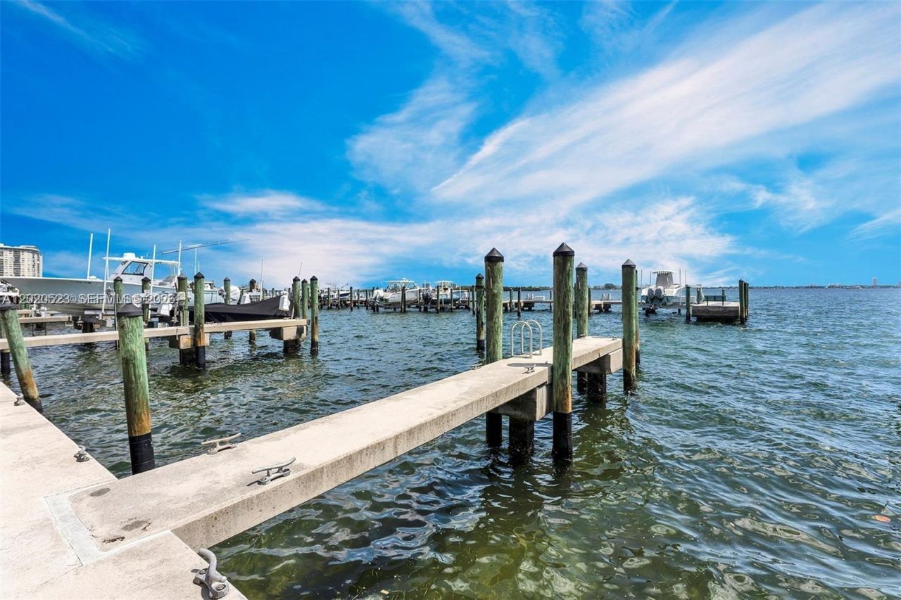 1000 Quayside Ter , Unit 701, Miami, FL 33138 Photo