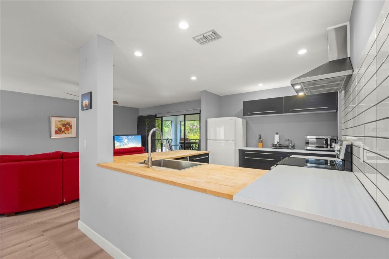 2746 Orchid Oaks Drive, Unit 301, Sarasota, FL 34239 Photo