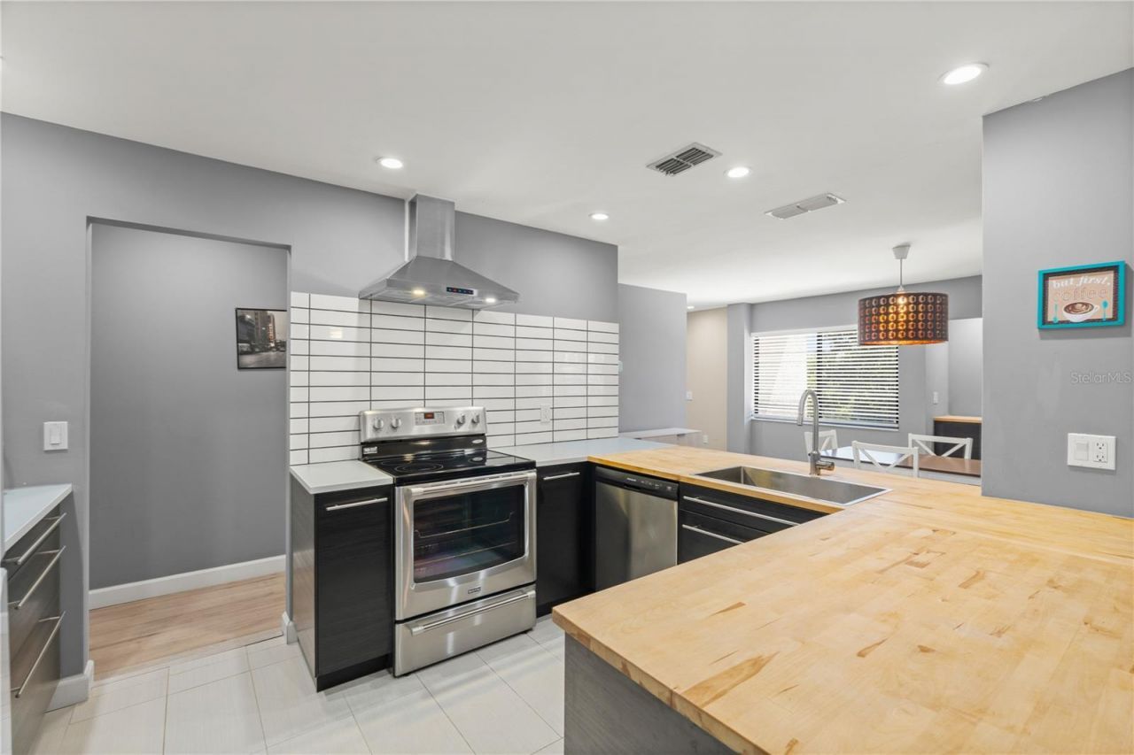 2746 Orchid Oaks Drive, Unit 301, Sarasota, FL 34239 Photo