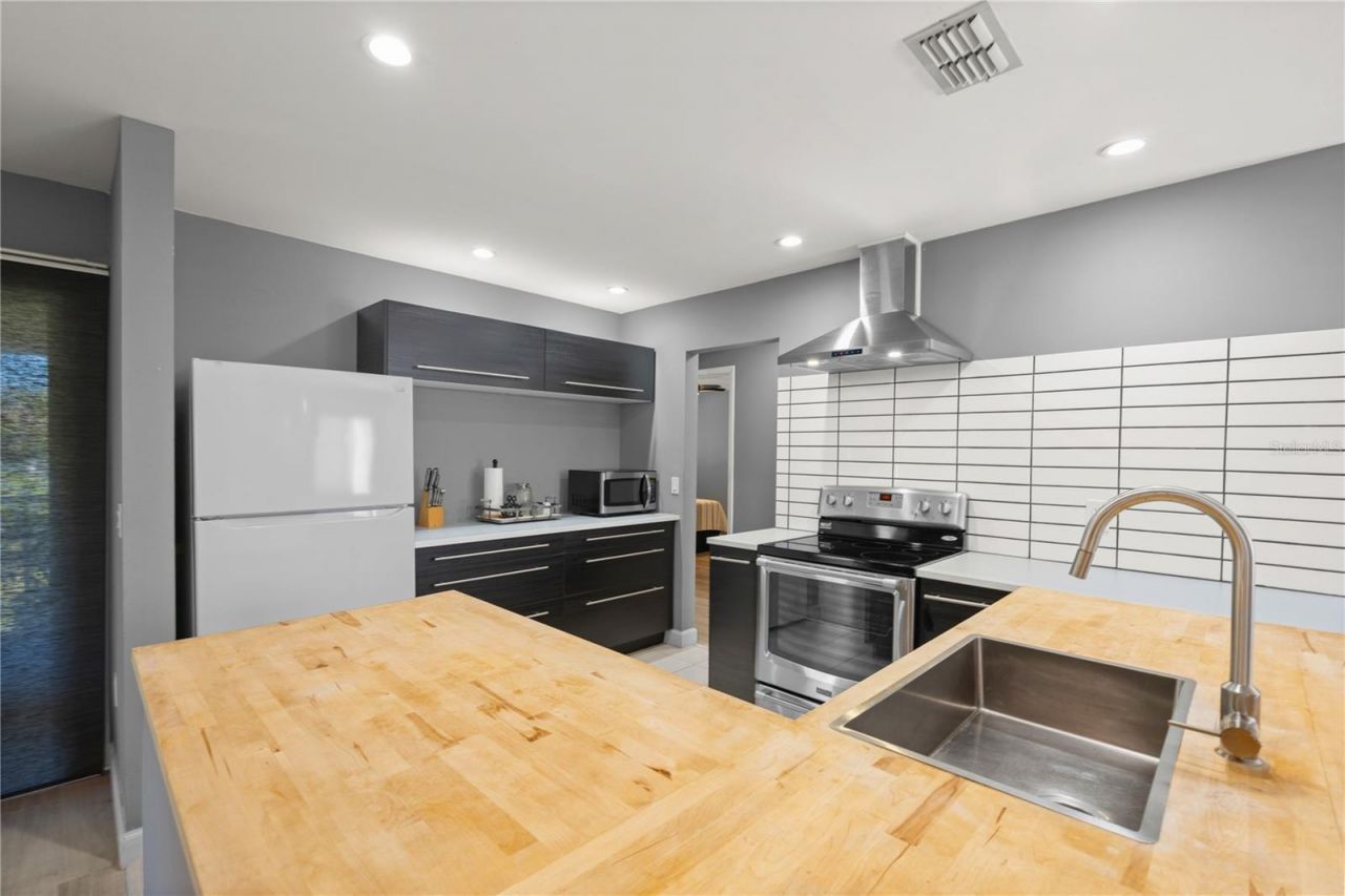 2746 Orchid Oaks Drive, Unit 301, Sarasota, FL 34239 Photo