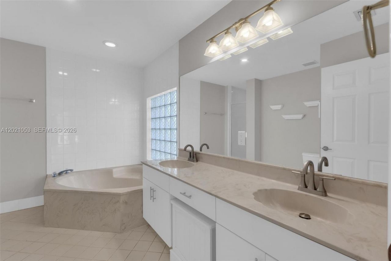 10635 NW 54th St , Doral, FL 33178 Photo
