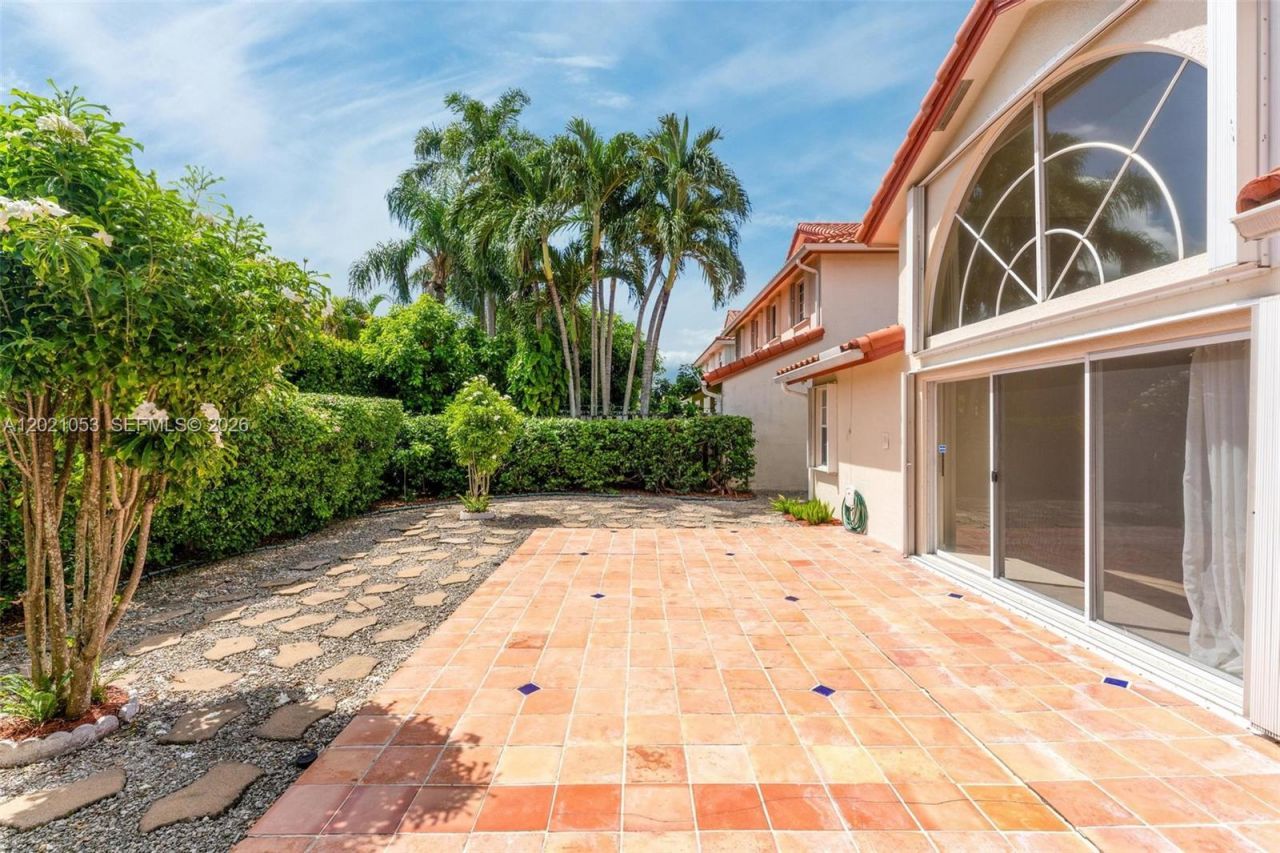 10635 NW 54th St , Doral, FL 33178 Photo