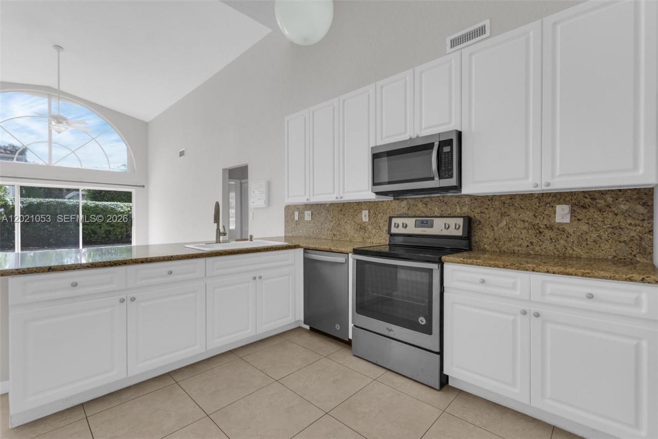 10635 NW 54th St , Doral, FL 33178 Photo