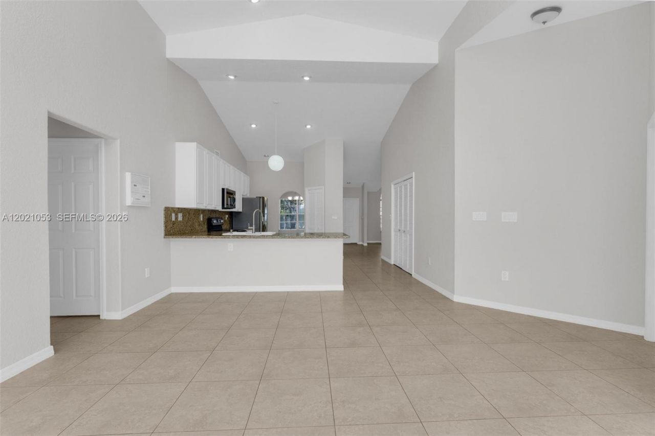 10635 NW 54th St , Doral, FL 33178 Photo