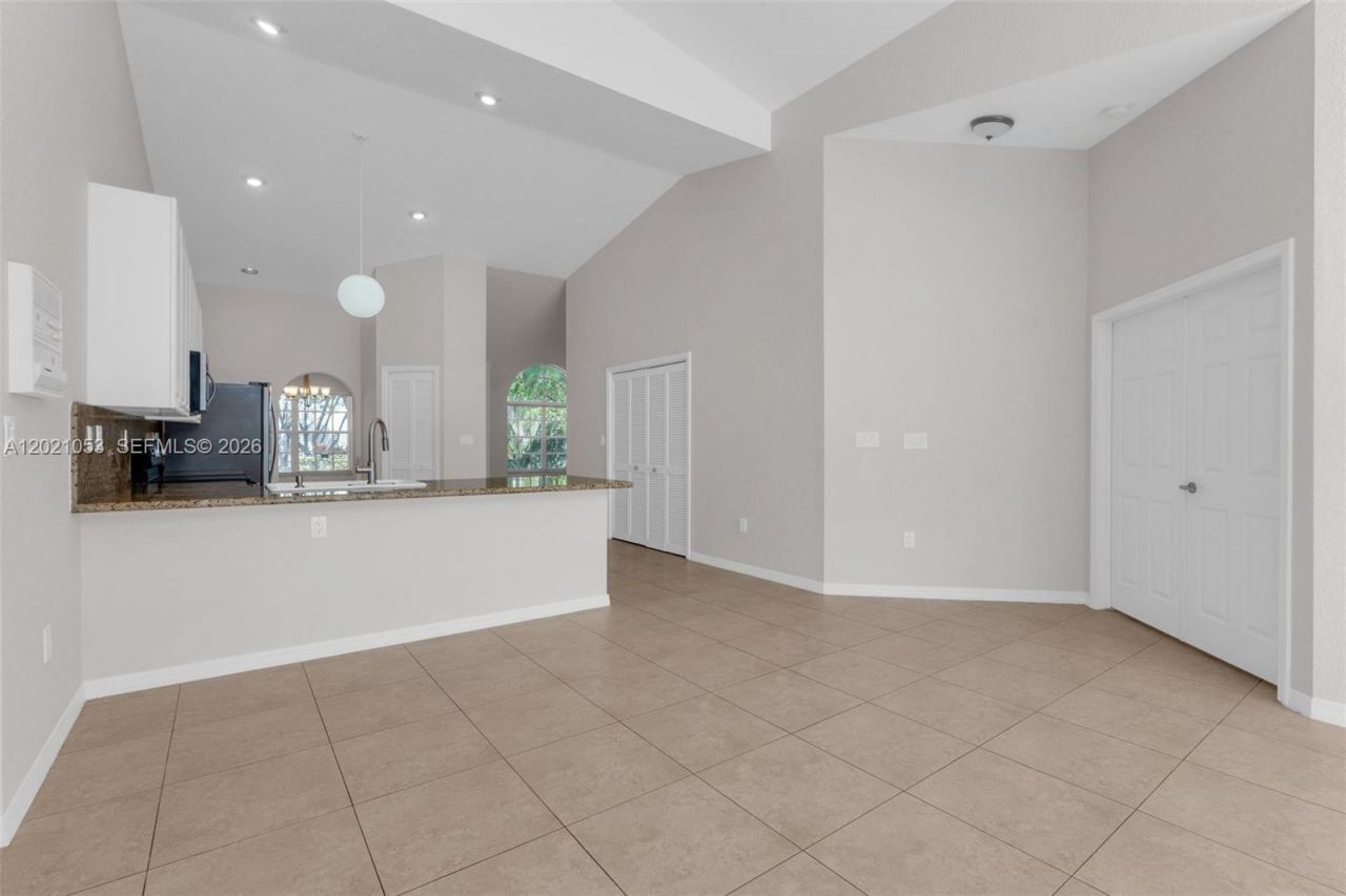 10635 NW 54th St , Doral, FL 33178 Photo