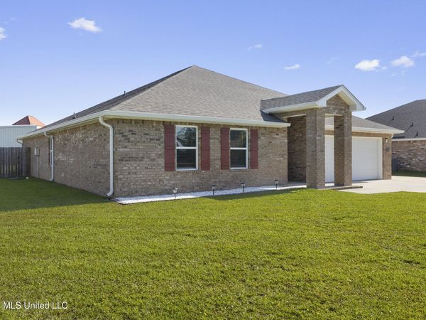 8752 Palmetto Drive, Ocean Springs, MS 39564