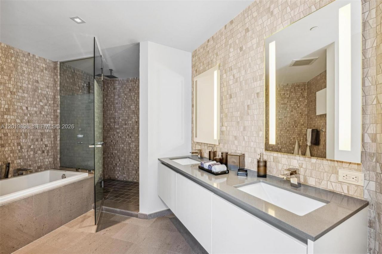 88 SW 7th St , Unit 2111, Miami, FL 33130 Photo