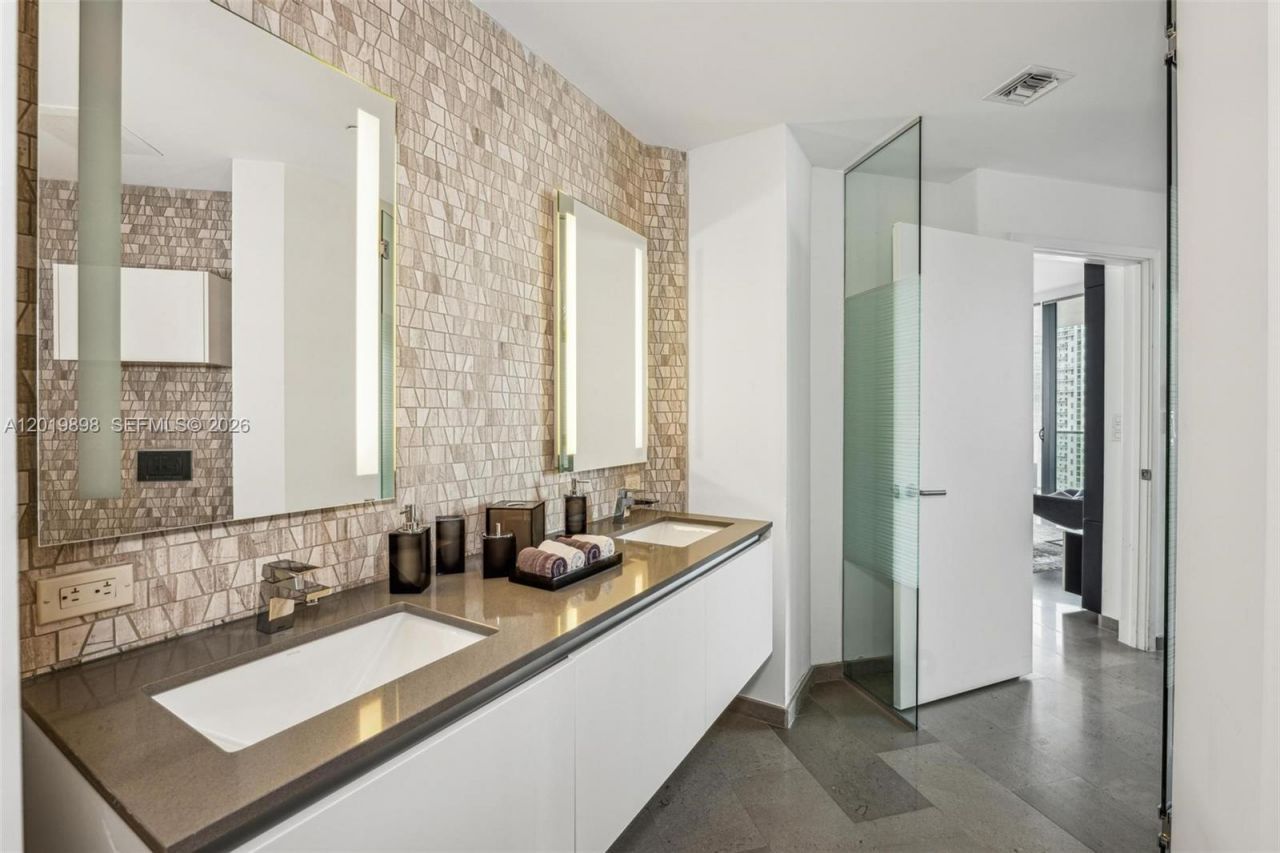 88 SW 7th St , Unit 2111, Miami, FL 33130 Photo