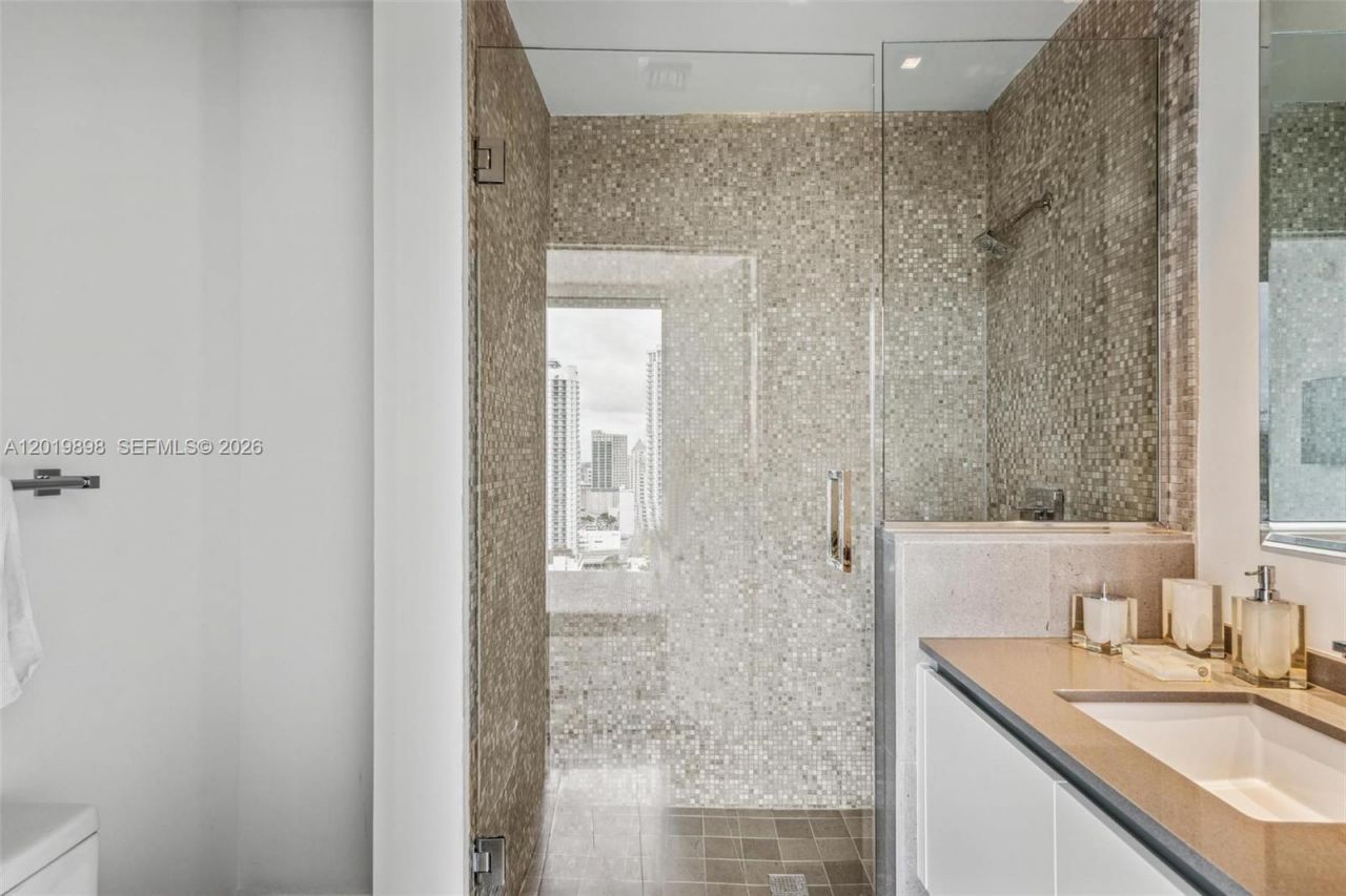88 SW 7th St , Unit 2111, Miami, FL 33130 Photo