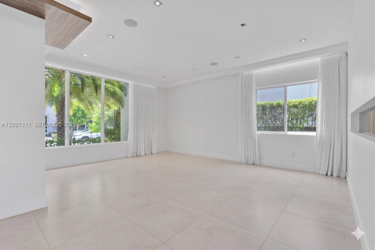 10267 NW 75th Ter, Doral, FL 33178 Photo