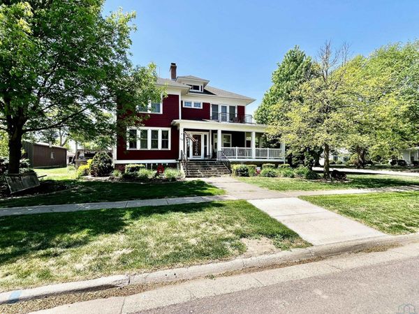 212 W Washington Street, Elk Point, SD 57025