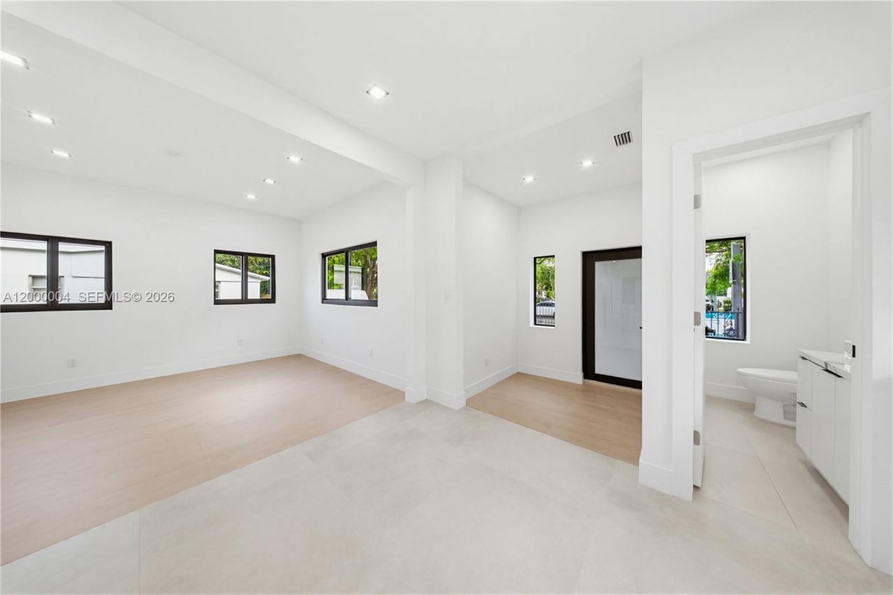 1021 NW 48th St , Miami, FL 33127 Photo