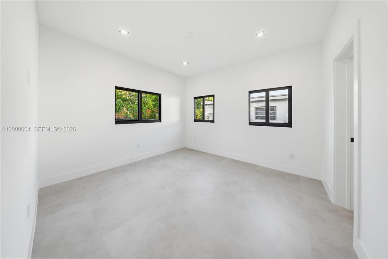 1021 NW 48th St , Miami, FL 33127 Photo
