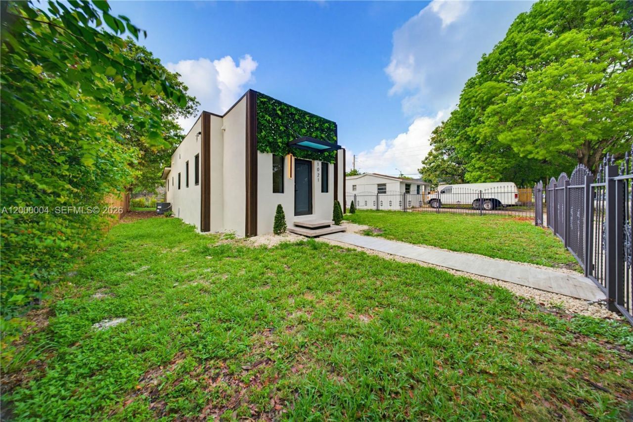 1021 NW 48th St , Miami, FL 33127 Photo