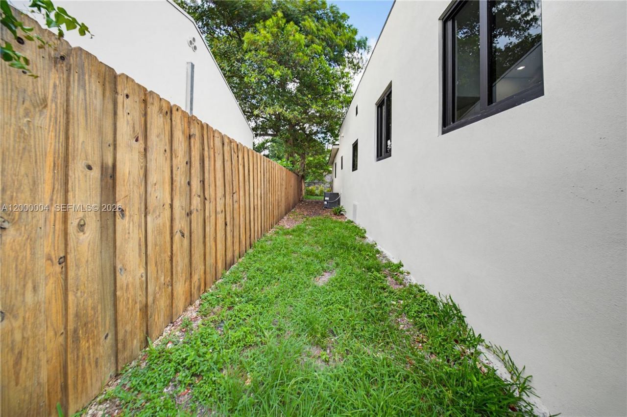 1021 NW 48th St , Miami, FL 33127 Photo