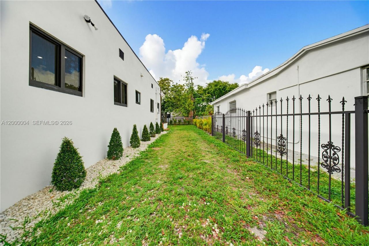 1021 NW 48th St , Miami, FL 33127 Photo