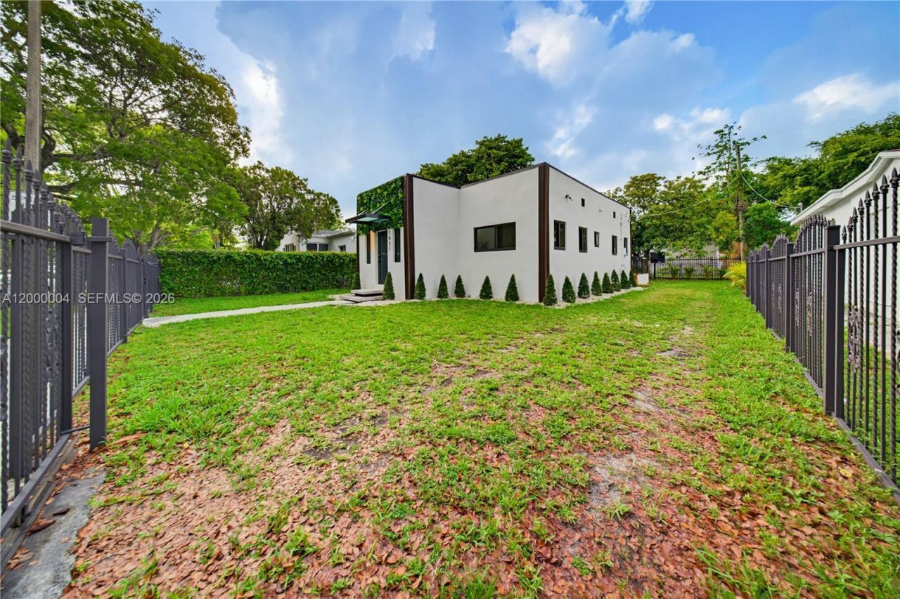1021 NW 48th St , Miami, FL 33127 Photo