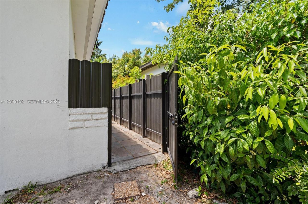 330 SW 27th Rd , Miami, FL 33129 Photo