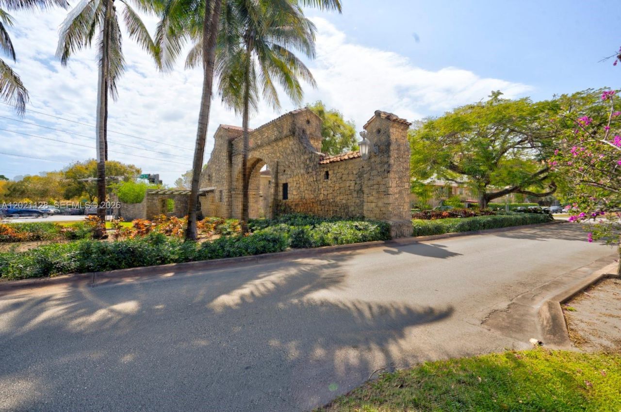 1 Alhambra Cir , Unit 601, Coral Gables, FL 33134 Photo