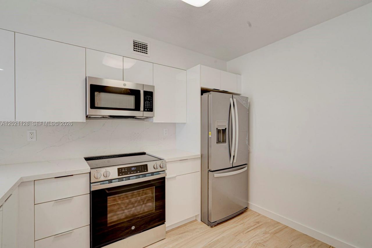 1 Alhambra Cir , Unit 601, Coral Gables, FL 33134 Photo