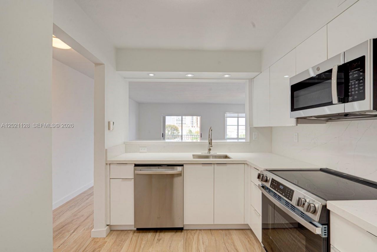 1 Alhambra Cir , Unit 601, Coral Gables, FL 33134 Photo