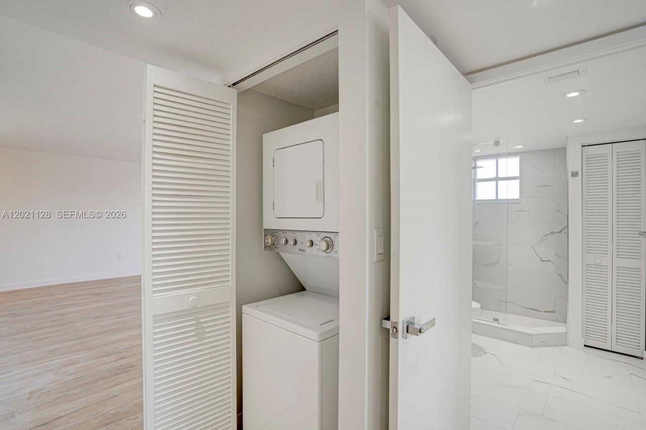 1 Alhambra Cir , Unit 601, Coral Gables, FL 33134 Photo