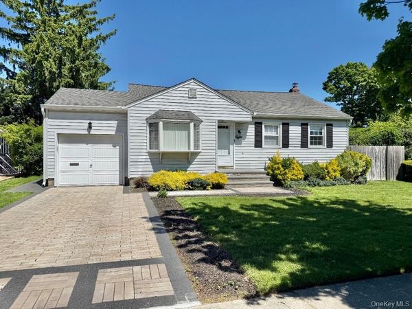 8 E Gate , Plainview, NY 11803
