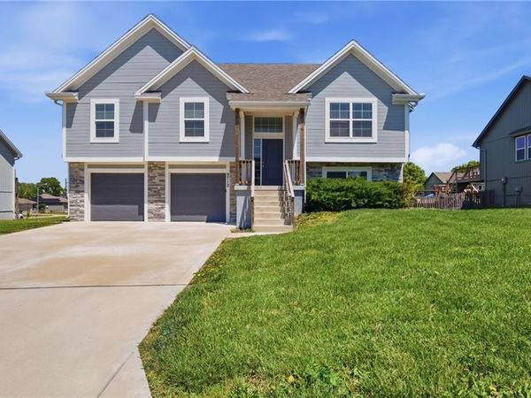 9712 E 221st Street, Peculiar, MO 64078