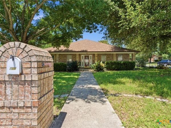 780 Burges Street , Seguin, TX 78155