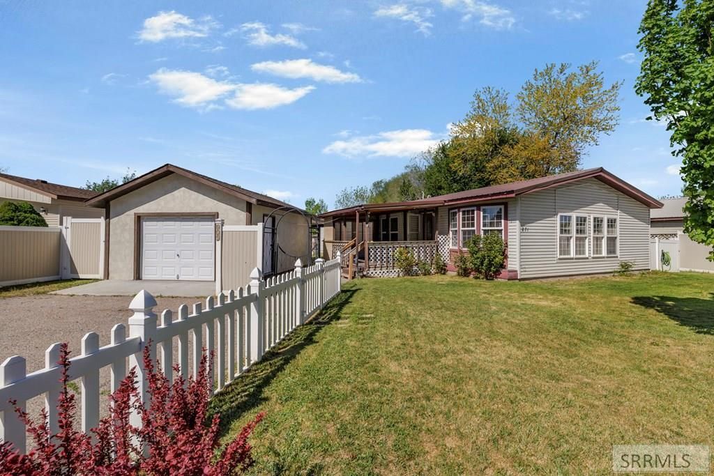 871 Dalmation Drive, Idaho Falls, ID 83402 Main Photo