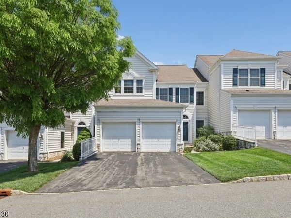 8 Yorktown Ln, Totowa, NJ 07512