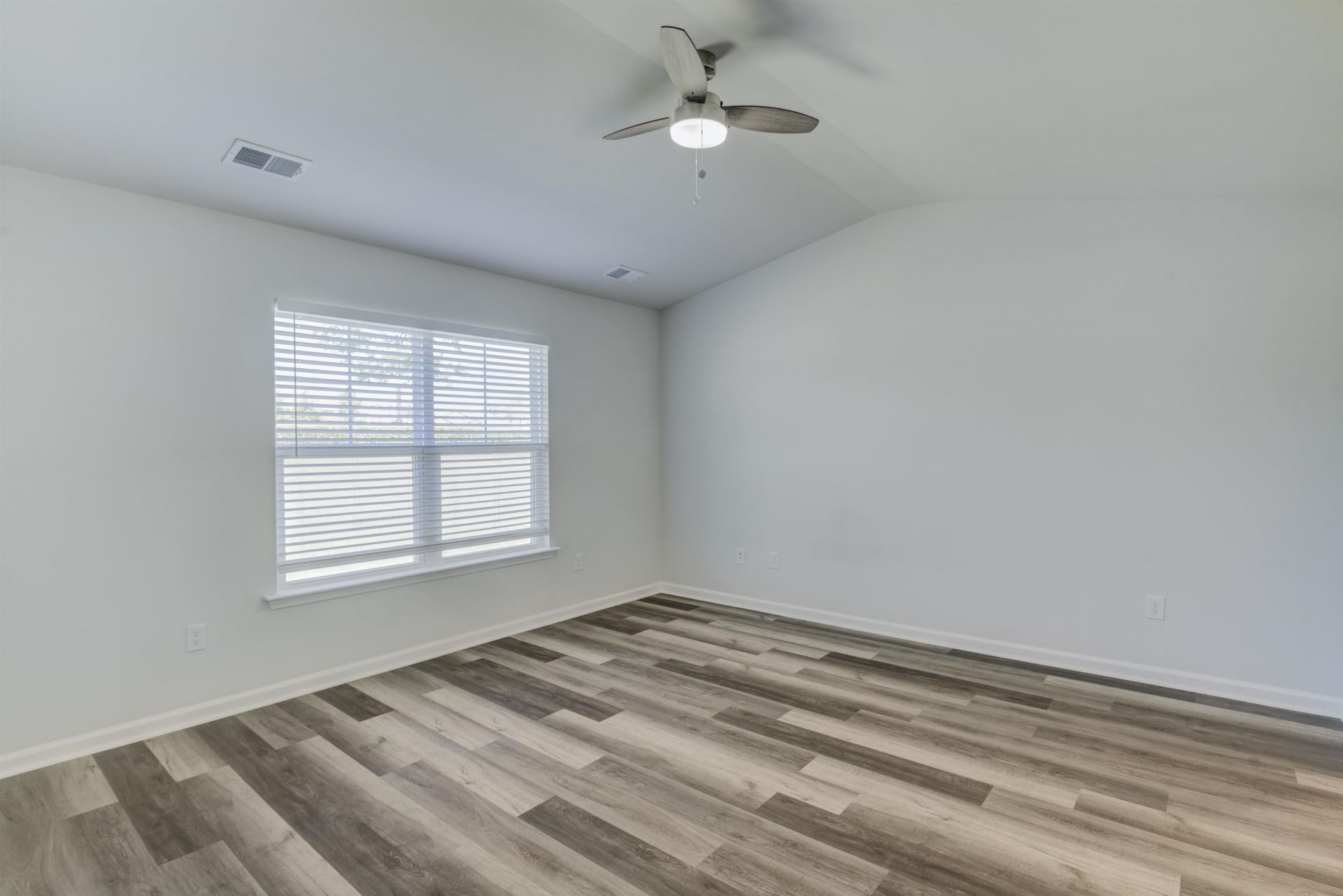 375 Logan St. Photo 15