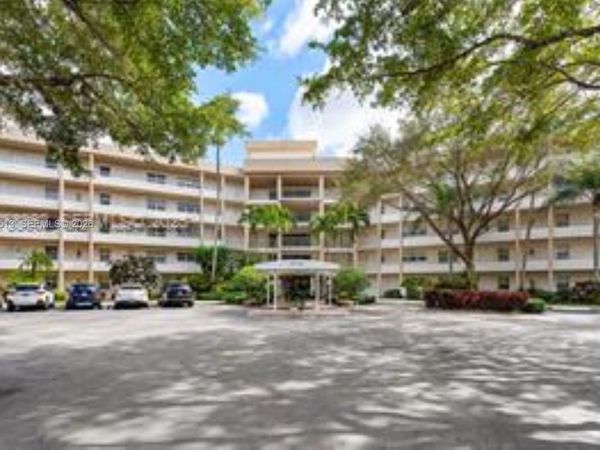 3800 Oaks Clubhouse Dr, Unit 307, Pompano Beach, FL 33069
