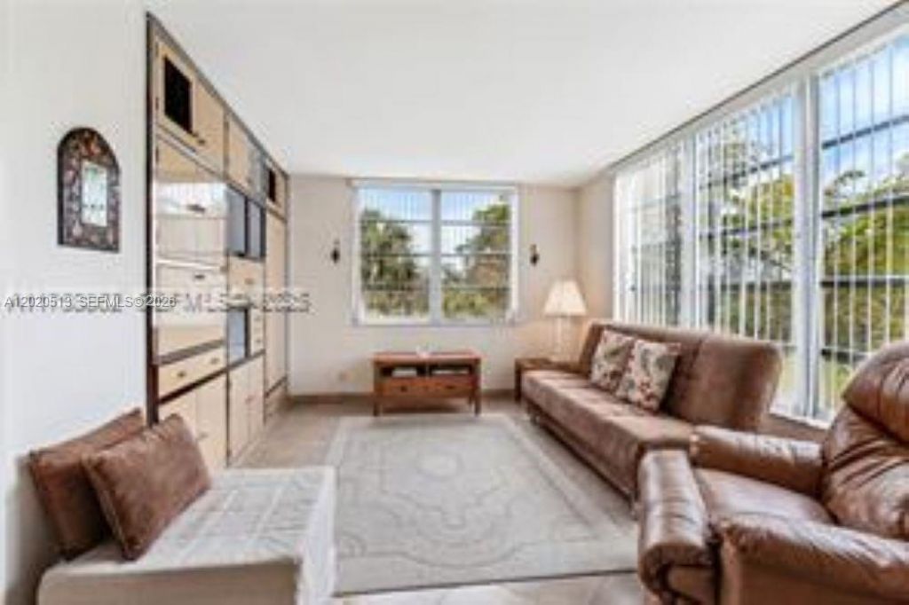 3800 Oaks Clubhouse Dr, Unit 307, Pompano Beach, FL 33069 Photo