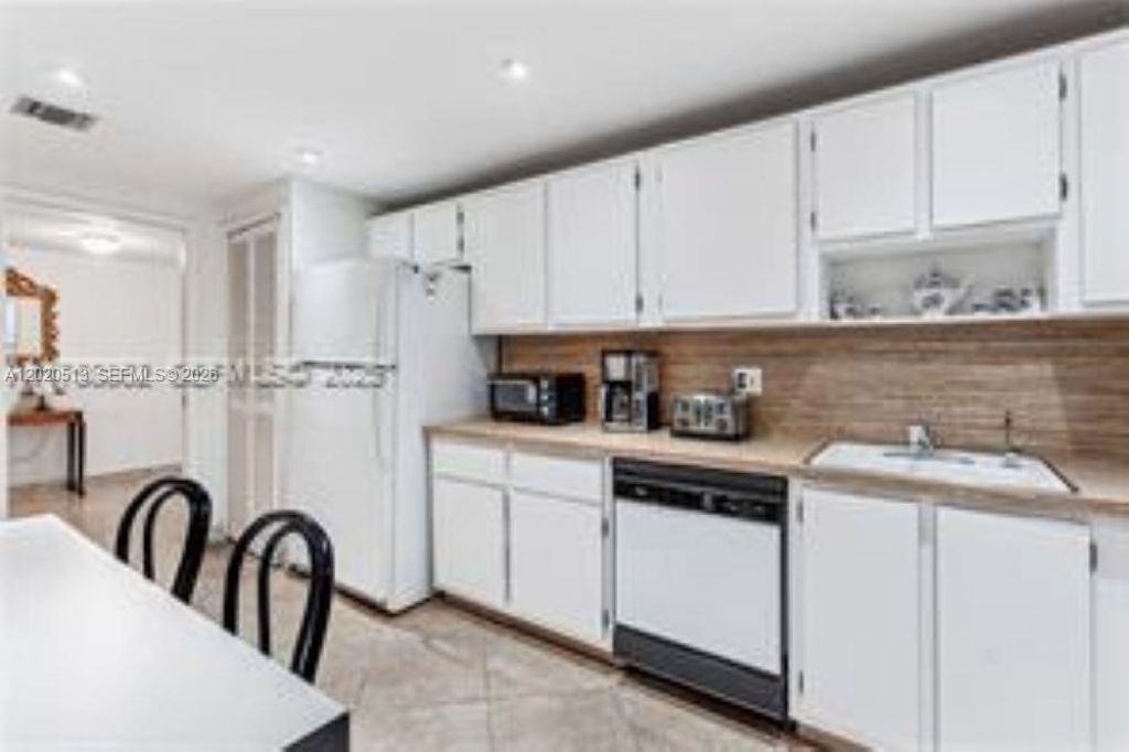 3800 Oaks Clubhouse Dr, Unit 307, Pompano Beach, FL 33069 Photo