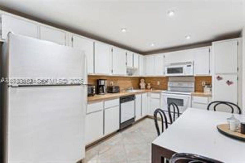 3800 Oaks Clubhouse Dr, Unit 307, Pompano Beach, FL 33069 Photo