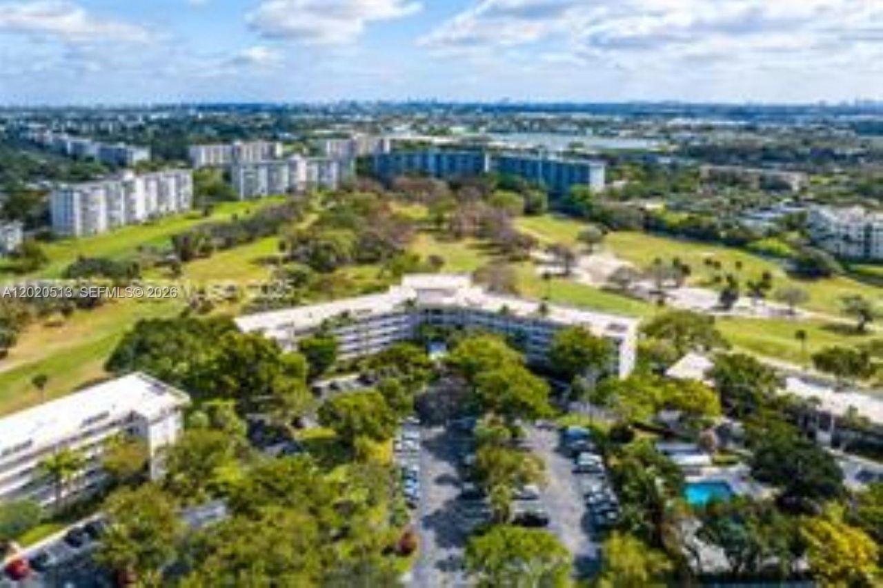 3800 Oaks Clubhouse Dr, Unit 307, Pompano Beach, FL 33069 Photo