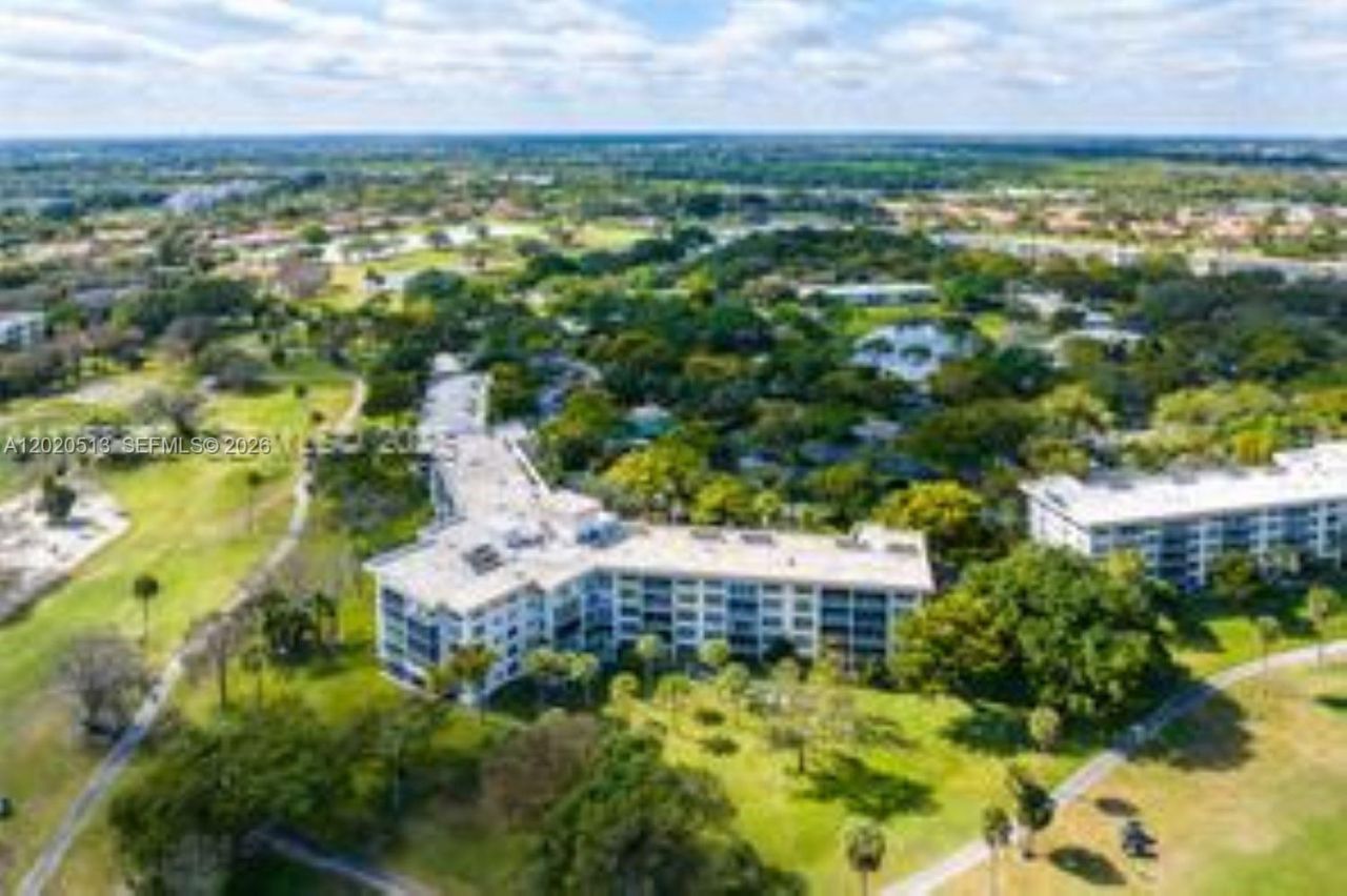3800 Oaks Clubhouse Dr, Unit 307, Pompano Beach, FL 33069 Photo