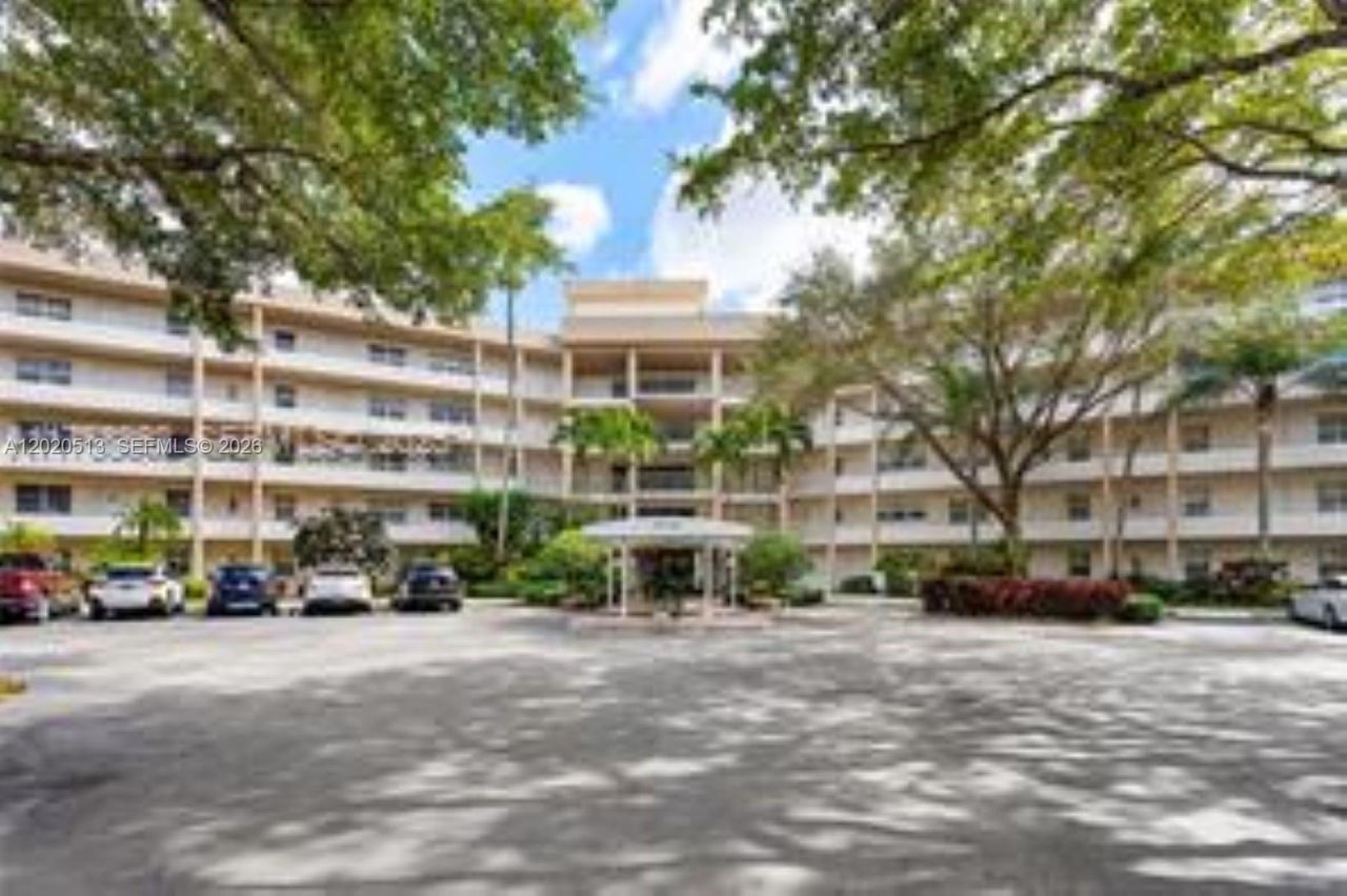 3800 Oaks Clubhouse Dr, Unit 307, Pompano Beach, FL 33069 Photo