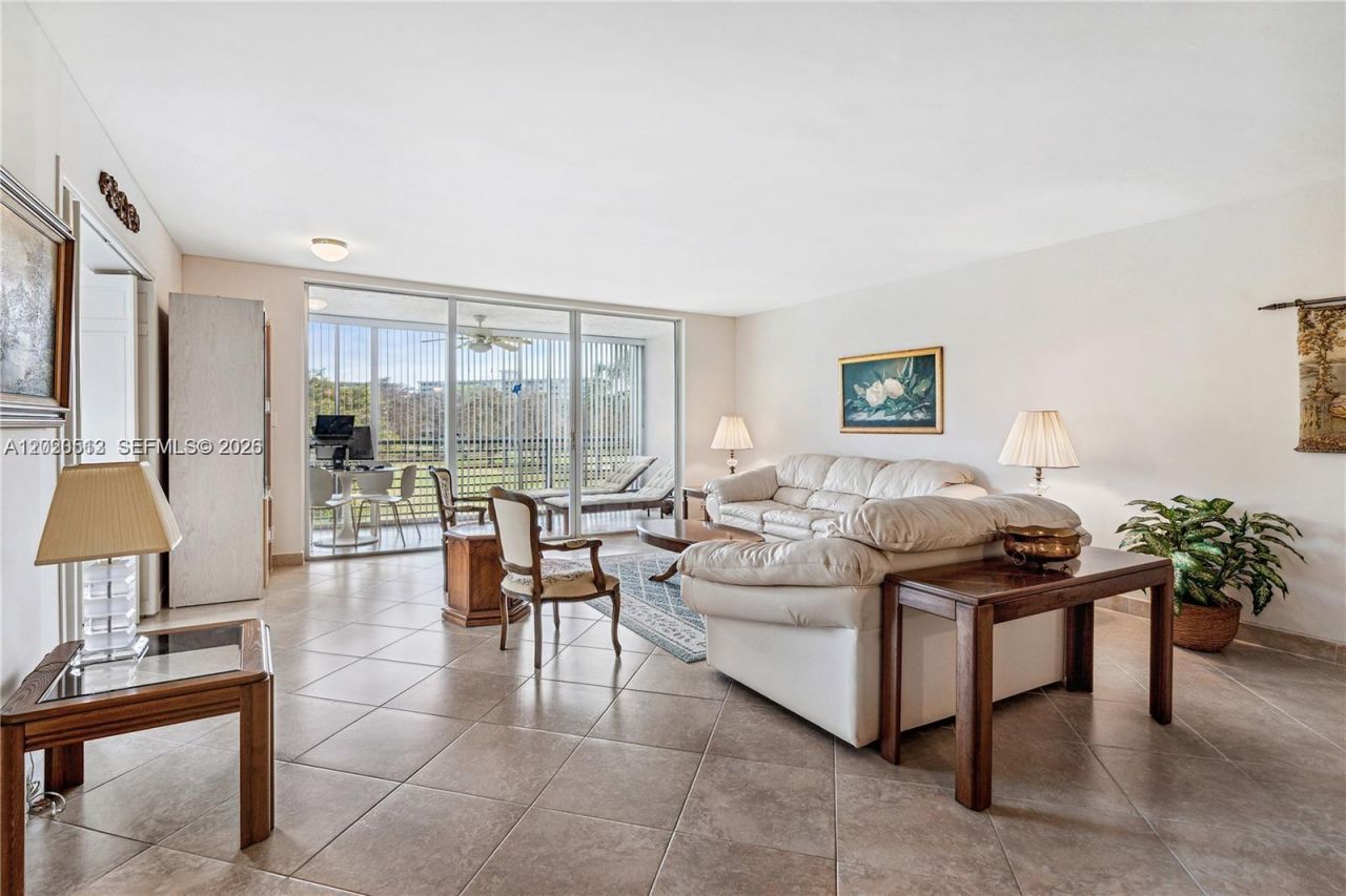 3800 Oaks Clubhouse Dr , Unit 307, Pompano Beach, FL 33069 Photo
