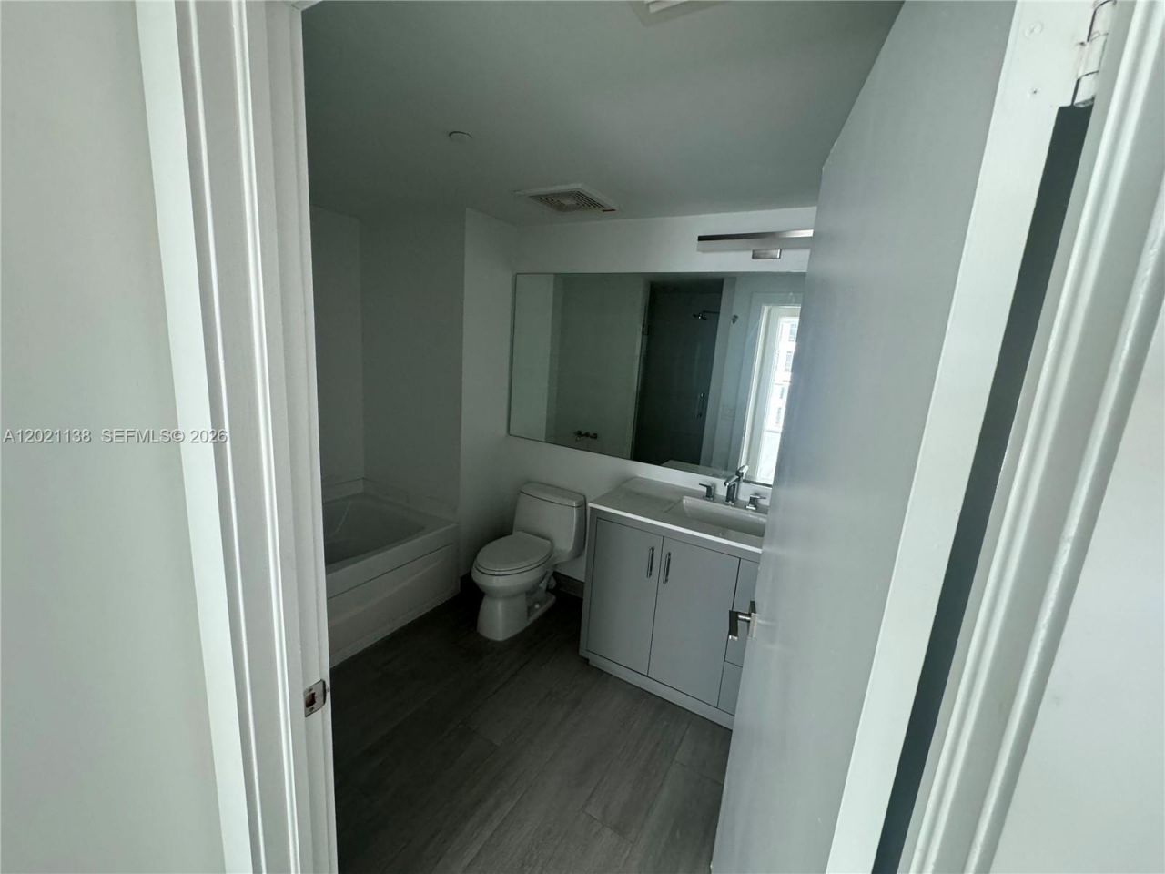 500 Brickell Ave , Unit 3204, Miami, FL 33131 Photo