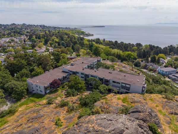 1433 Faircliff Lane, Unit #406, Victoria, BC V8S 3J6