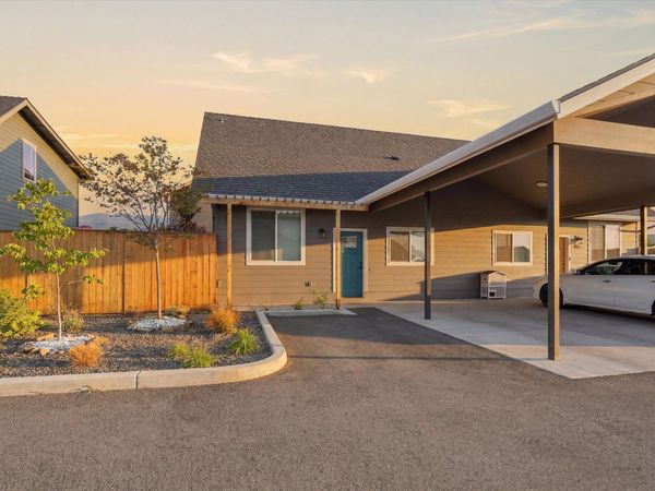 412 Azalea Court, Talent, OR 97540