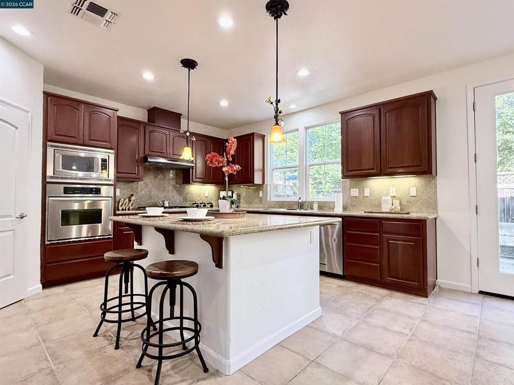 7240 Willow Creek Cir, Vallejo, CA 94591 Main Photo
